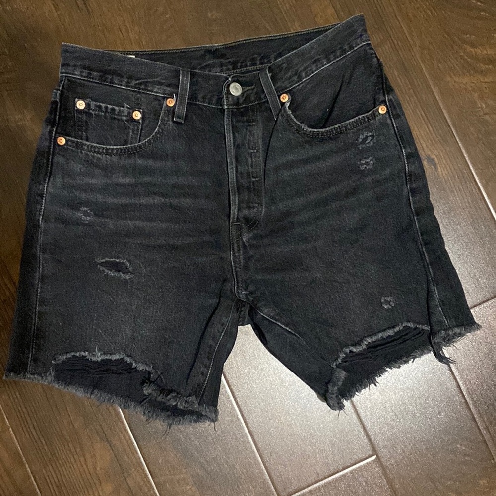 Levi’s 501 mid-thigh shorts